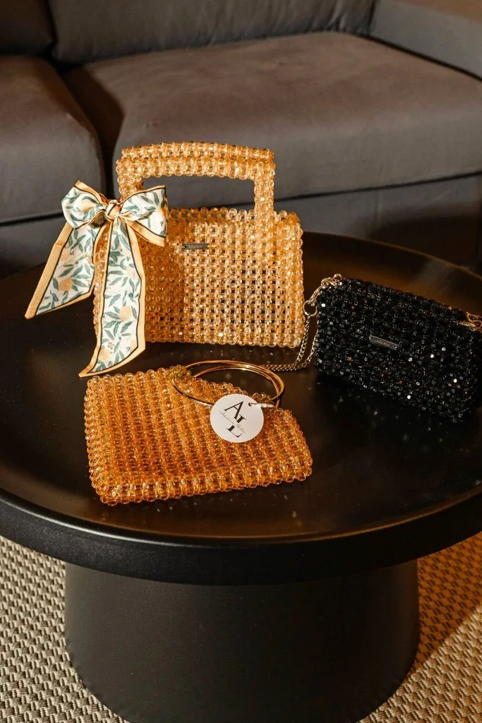 Tres bolsos Adelèlle en la mesa de trabajo
