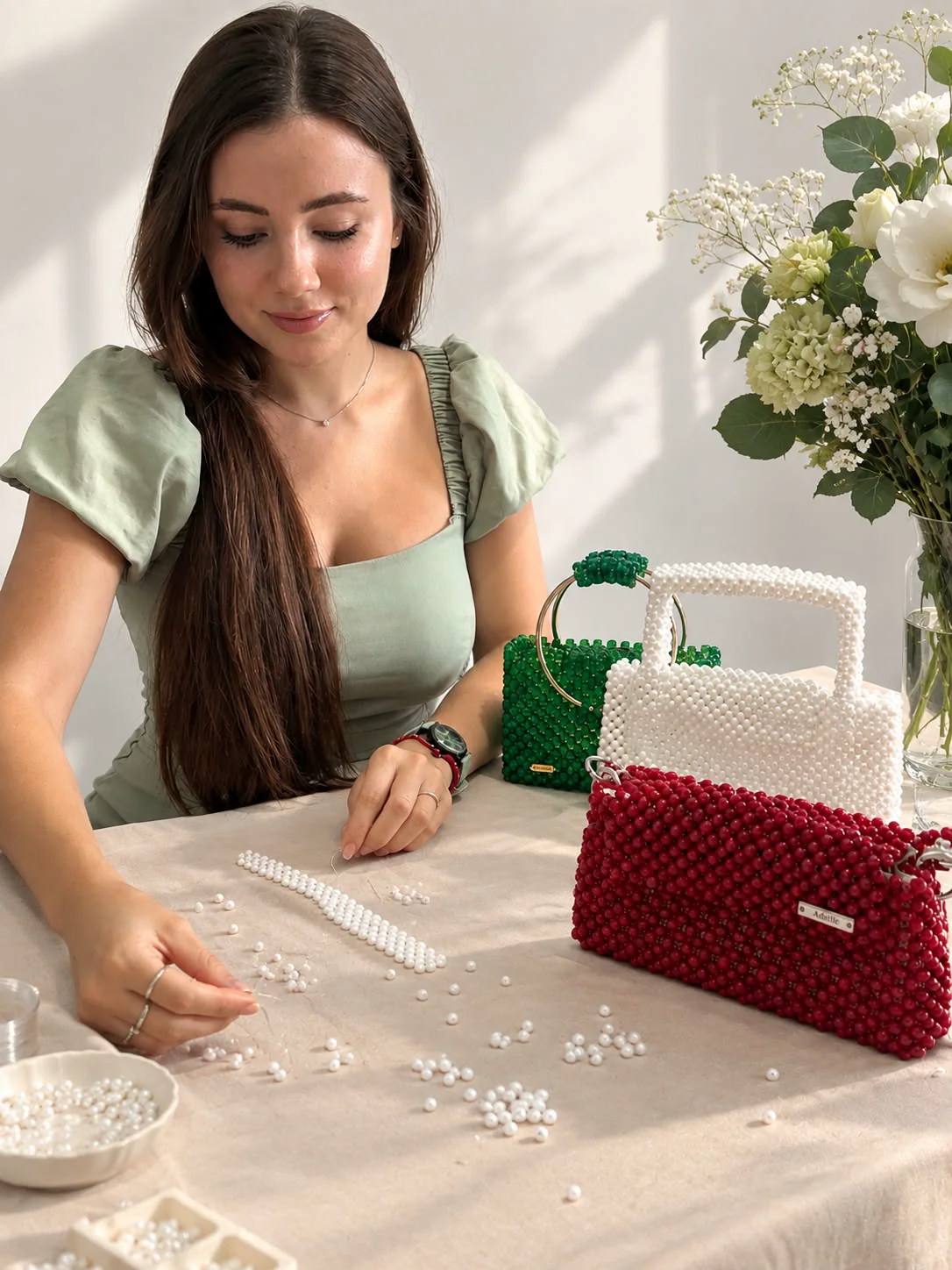 Adelina teje a mano un bolso Adelèlle en su mesa de trabajo